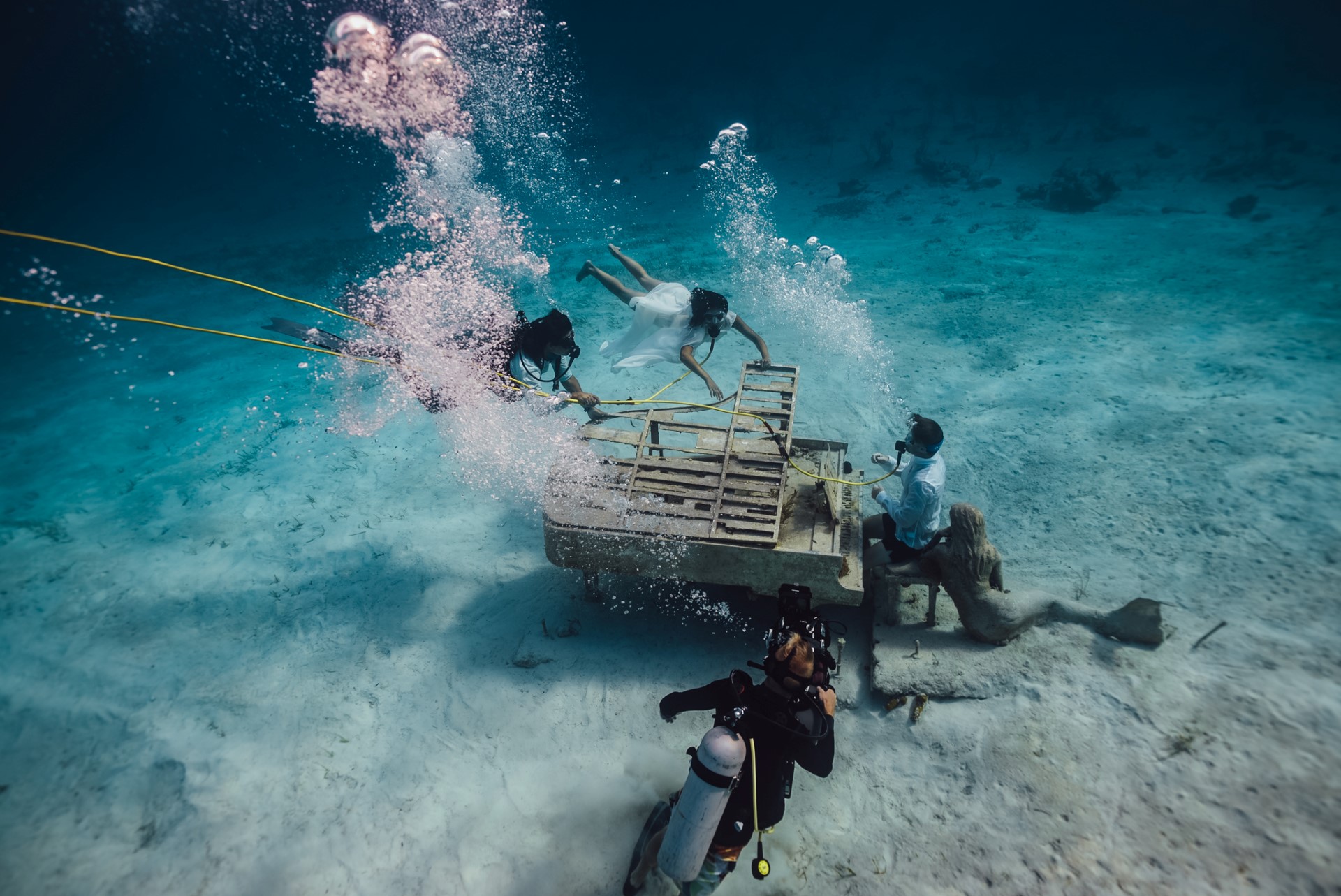 Månedens fjes i mars er Kjetil C. Astrup. En mann med utallige opplevelser under overflaten. Her fra innspillingen til en av Kygo sine musikkvideoer på Bahamas.  Foto: Johannes Lovund / Instagram: @johanneslovund