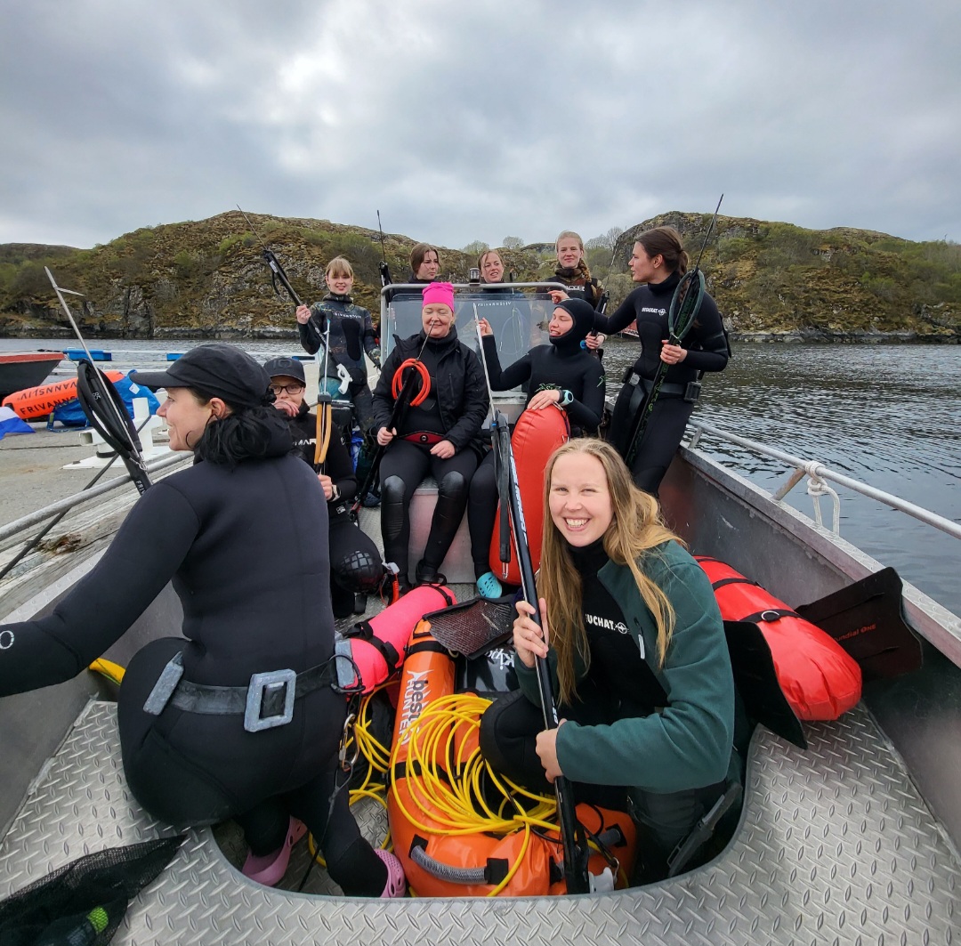 14 kvinner deltok på åpen samling i undervannsjakt på Hitra. Foto: Norges Dykkeforbund